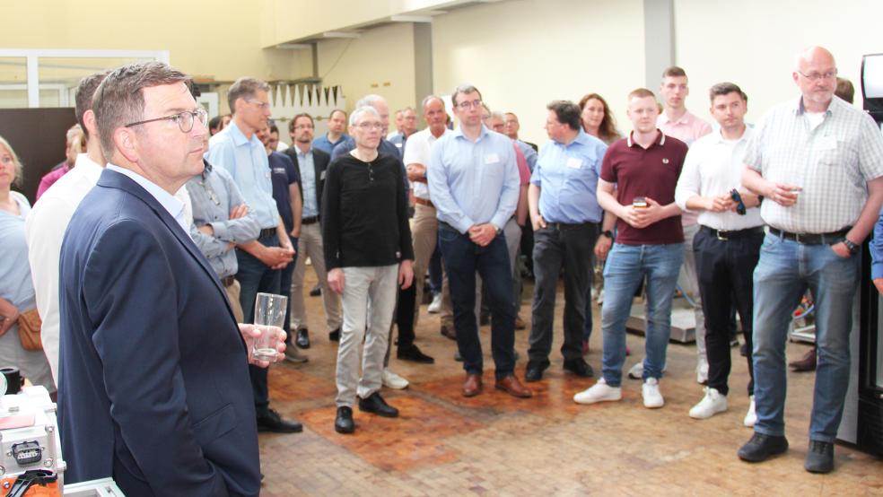 Die Teilnehmer von »Wirtschaft trifft Wissenschaft« trafen sich in den Maschinenbau-Laboren in Emden.  © Foto: Hochschule Emden/Leer