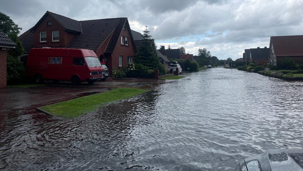 Eine nach Strakregen überflutete Straße in der Stadt Norden.  © Freiwillige Feuerwehr Norden