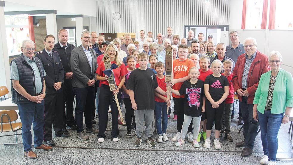 Eine bunter Mix aus Vertretern von Vereinen, Feuerwehr, Verwaltung, Schule und Politik kam zur Eröffnung.  © Fotos: Busemann 