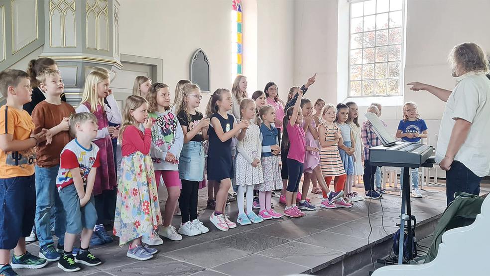 30 Kinder hatten bei den »Rheiderländer Kindersingtagen« in der Holthuser Kirche ihren großen Auftritt.  © Foto: privat