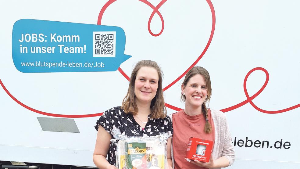 Jennifer Busemann (links) und Jessica Eling erhielten ein Präsent für die 20. beziehungsweise zehnte Blutspende.  © Foto: privat