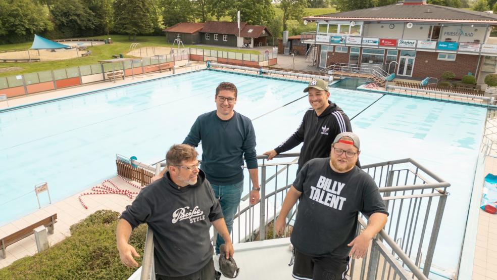 Das Friesenbad-Team um Florian Berenz (von links), Markus Bakker, Keno Schmidt und Andreas Wilken. © Bruins