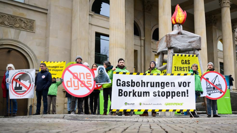 Im Februar hatten mehrere Umweltschutzorganisationen vor dem niedersächsischen Landtag in Hannover gegen die geplanten Gasbohrungen vor Borkum demonstriert. © Stratenschulte (dpa)
