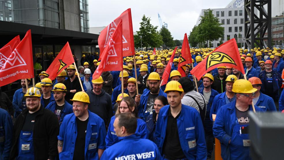 Bereits vergangenen Mittwoch machten Meyer-Mitarbeiter nach einer Betriebsversammlung spontan mobil (Foto). Am kommenden Dienstag soll nun eine große Kundgebung vor dem Werkstor stattfinden. © Penning/dpa