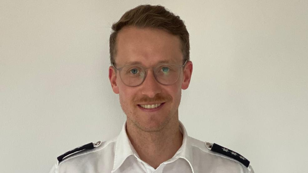 Polizeihauptkommissar Adrian Vogel leitet seit dem 1. Oktober 2023 die drei Dienststellen im Rheiderland.  © Kuper