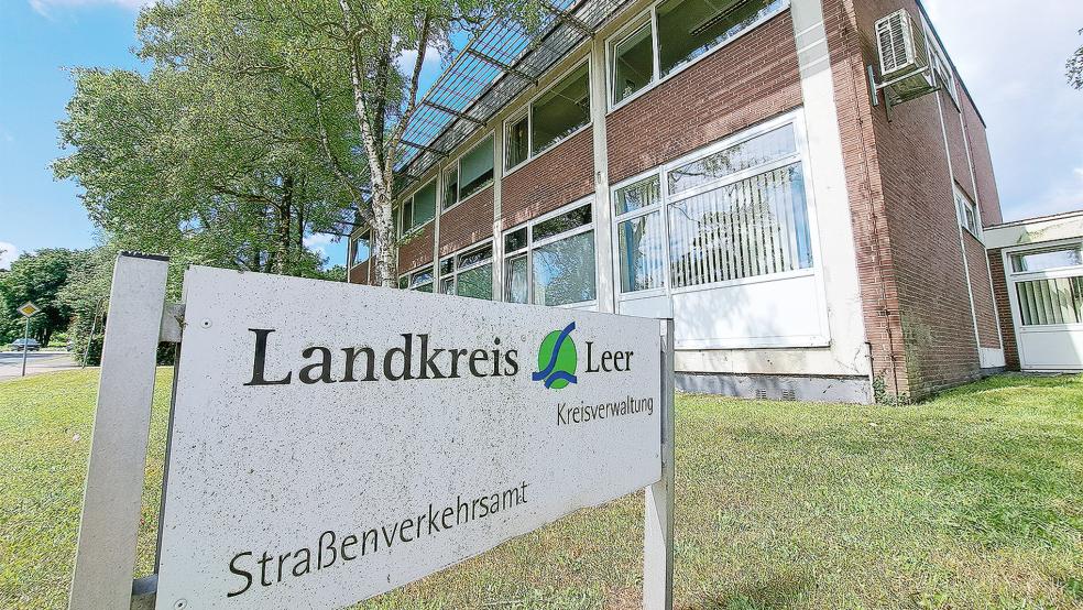 Das Straßenverkehrsamt mit der Kfz-Zulassungsstelle des Landkreises Leer an der Ringstraße in Leer könnte für den Neubau einer Rettungswache weichen.  © Foto: Szyska