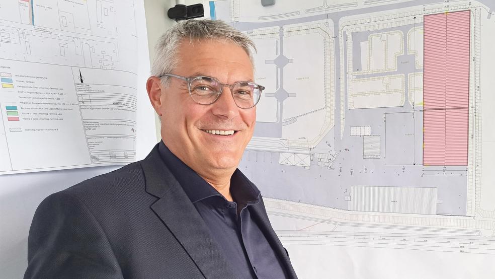 Reiner Graalmann vor dem Plan mit der neuen Halle. © Szyska