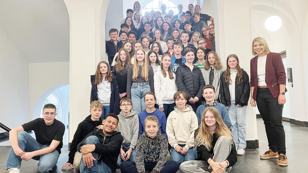 Bürgermeisterin Vanessa Gattung begrüßte 52 Schülerinnen und Schüler sowie sechs Lehrkräfte im Rathaus.  © Foto: Stadt Papenburg