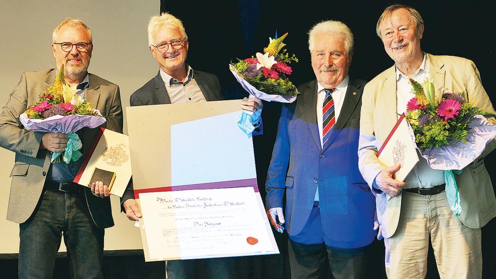 Landschaftspräsident Rico Mecklenburg (2. von rechts) übergab die Auszeichnungen an Herbert Müller (rechts), Dr. Paul Weßels und Tom Bohmfalk (links).  © Foto: Jürgens