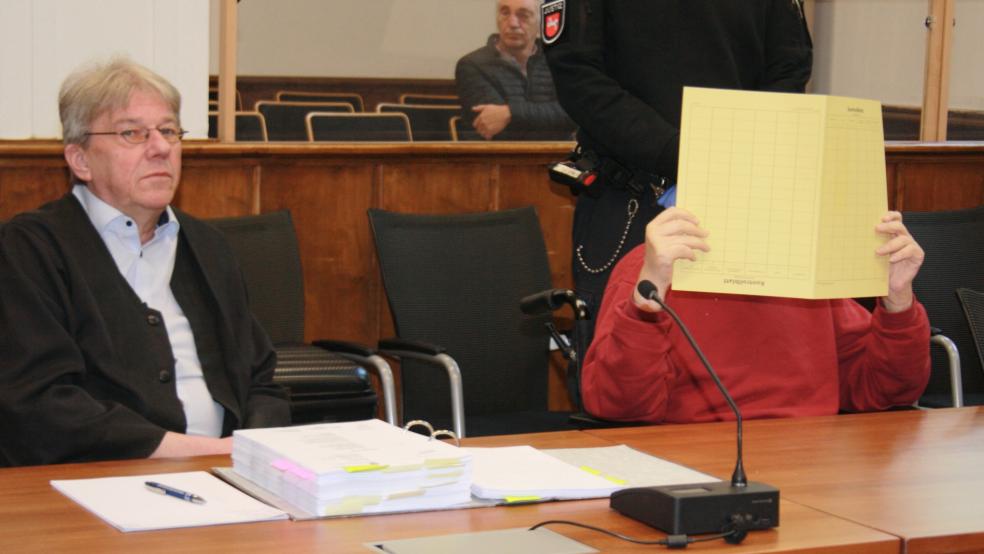 Der 61-jährige Angeklagte aus Weener (hier beim Prozessauftakt) räumte ein, seine Mutter getötet zu haben. © Ricken