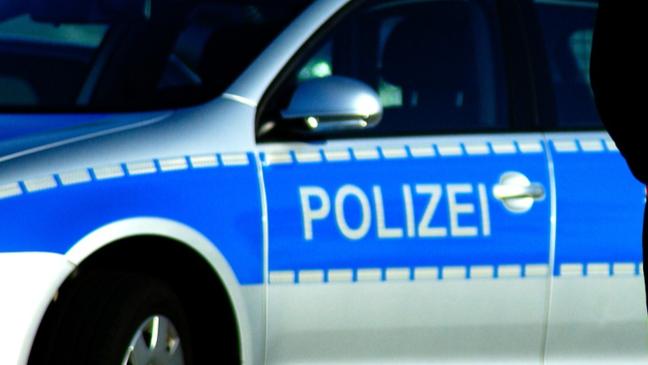 Mehrere Fahrzeuge auf Firmengelände aufgebrochen