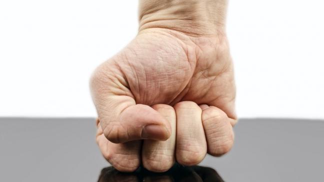 Spaziergänger von fünf Menschen angegangen