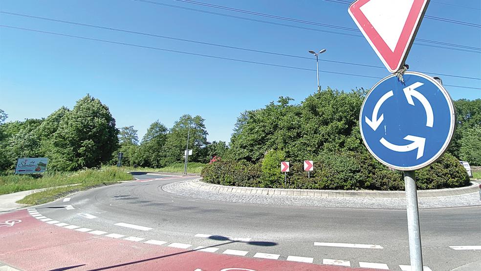Bei dem Kreisel am Ortsausgang von Stapelmoor soll es in Zukunft Veränderungen geben.  © Foto: Hanken/Archiv