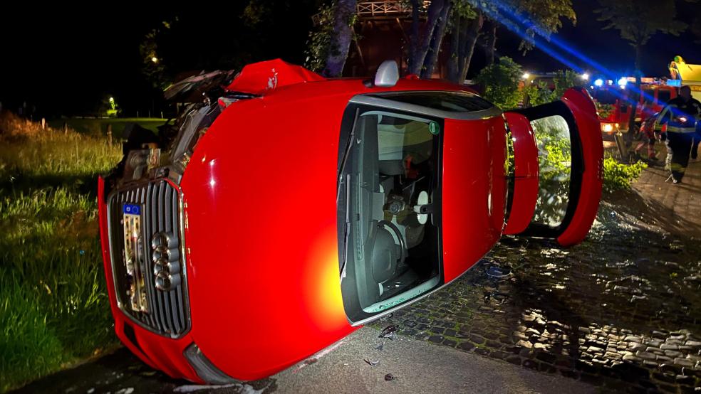 Im verunglückten Audi befand sich beim Eintreffen der Feuerwehr niemand mehr. © Feuerwehr