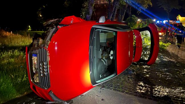 Autofahrer nach Kollision mit Baum verschwunden