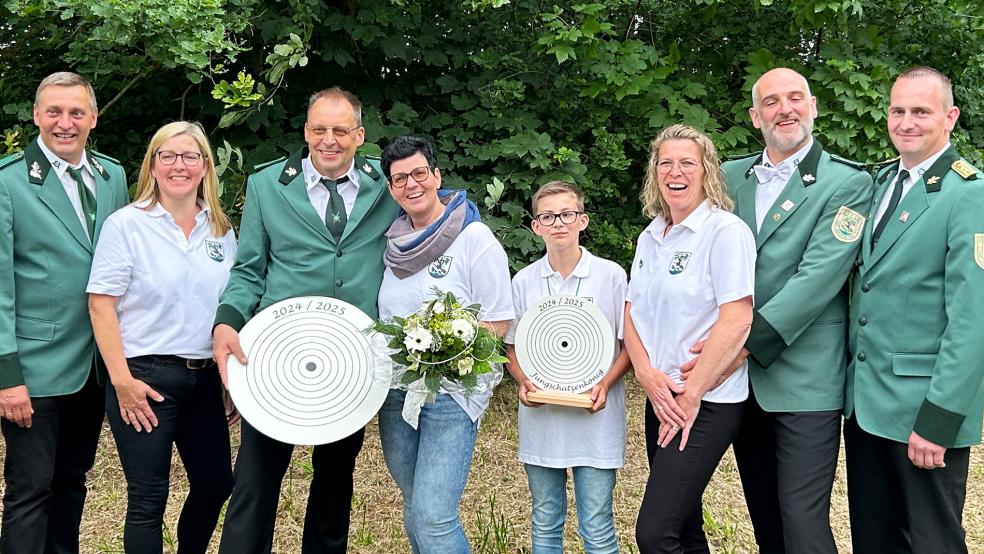 Das neue Dieler Königshaus 2024/2025: (von links) Joachim und Marion Haseborg, der neue König Udo Leemhuis mit Frau und Königin Ilona, Milan Eichberg-Leinweber (Jungschützenkönig), Tina und Stefan Brink (bisheriges Königspaar) und Matthias Meyer (Vorsitzender).  © Foto: privat