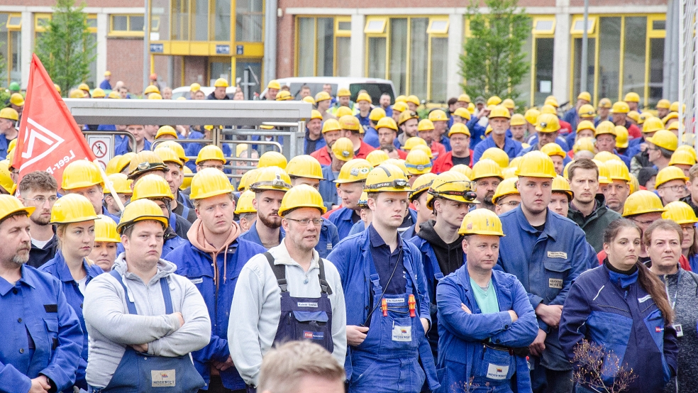Tausende von Beschäftigten der Meyer Werft zeigten am Morgen Flagge und wehren sich gegen einen Abbau von Arbeitsplätzen. © Hanken