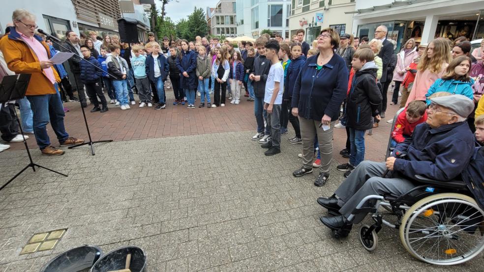Holocaust-Überlebender Albrecht Weinberg (rechts) kam in Begleitung von Gerda Dänekas auch zur dritten Stolperstein-Verlegung in Leer.  © Foto: Wolters