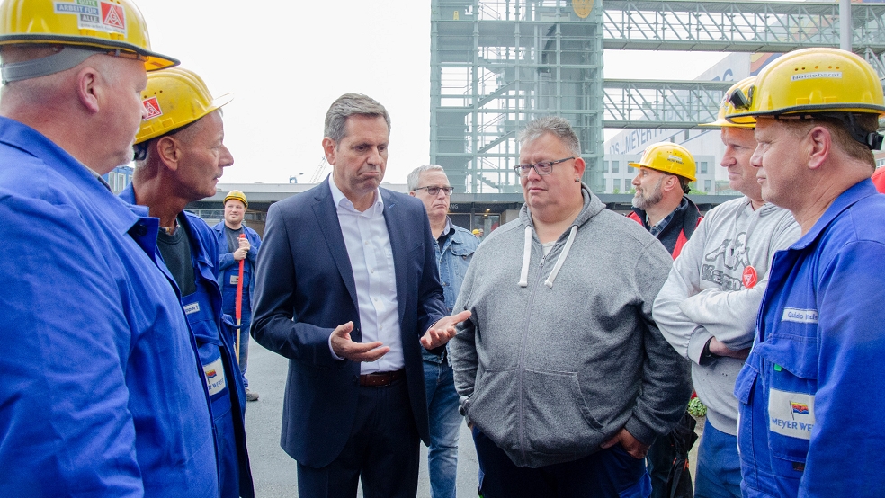 Minister Lies im Gespräch mit Meyer-Mitarbeitern. Der SPD-Mann weckt keine falschen Hoffnungen: Ein "harter Weg" liege vor der Werft. © Hanken