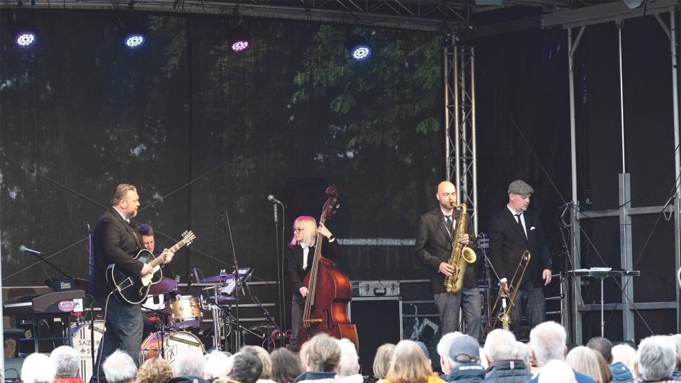 Die Jazz Band »The Sazerac Swingers« heizte den 400 Besuchern des Konzerts beim Steinhaus ordentlich ein.  © Foto: Krämer