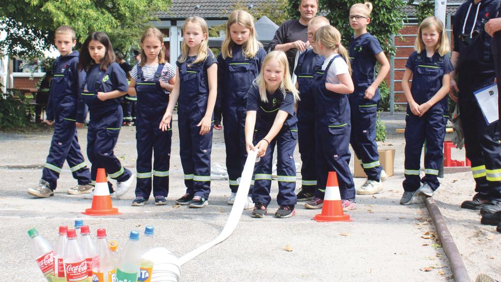 Der Feuerwehr-Nachwuchs musste bei der Brandfloh-Abnahme verschiedene Übungen meistern.  © Fotos: Rand 