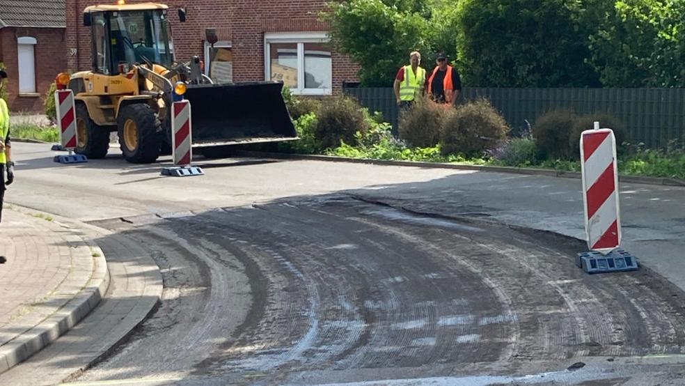 Aktuell laufen die Arbeiten auf der Alten Bahnhofstraße in Möhlenwarf, um das Schlagloch zu beseitigen. © SPD