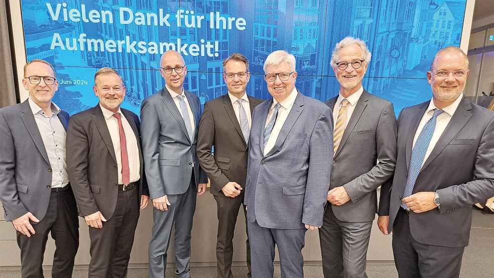 Führungsriege der Ostfriesischen Volksbank (von links): Die stellvertretenden Aufsichtsratsvorsitzenden Thomas Ehrlich und Bernd Lindemann, die Vorstandsmitglieder Guido Mülder und Georg Alder, der neue Aufsichtsratsvorsitzende Rolf Warnders und sein Vorgänger Folkmar Ukena sowie der Vorstandsvorsitzende Holger Franz freuten sich auf der Vertreterversammlung am Dienstagabend in Leer über das beste Jahresergebnis der Unternehmensgeschichte.  © Foto: Szyska