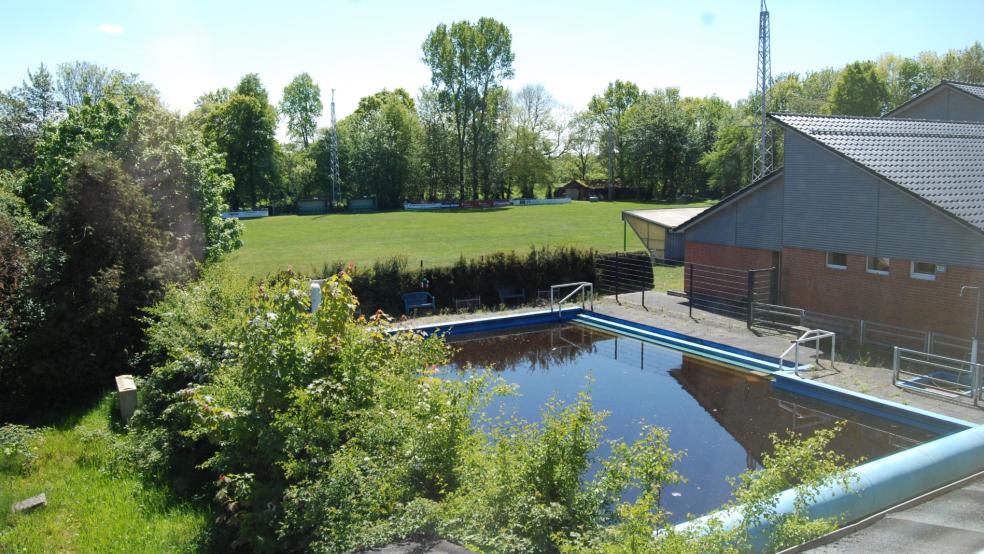 Das Lehrschwimmbecken soll seit einem Jahr zurückgebaut werden. © Hoegen/Archiv