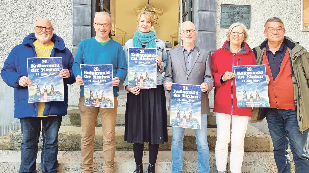 Über das Programm der Kulturnacht informierten (von links) Stadtpastor Ralph Knöfler von der Lutherkirchengemeinde, Michael Fischer, Pastoraler Koordinator der katholischen Pfarreiengemeinschaft, Pastorin Carolin Springer von der Reformierten Gemeinde sowie für die Mennonitengemeinde Martin Kaminski, Pastor der nordwestdeutschen Mennonitengemeinden, Kirchenrätin Insa Jansen und Ingo Jansen vom Vorstand des Fördervereins »Freunde der Mennonitenkirche Leer«.  © Foto privat