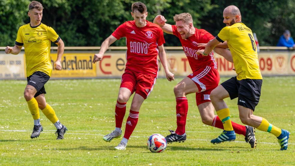 Der TV Bunde und der TuS Middels treffen im zweiten Achtelfinale des Ostfriesland-Cups aufeinander. Organisator Manfred Bloem ist gespannt, wie der TV sich ohne den wechselnden Torjäger Eike Schmidt (Zweiter von rechts) schlagen wird. © Jungeblut