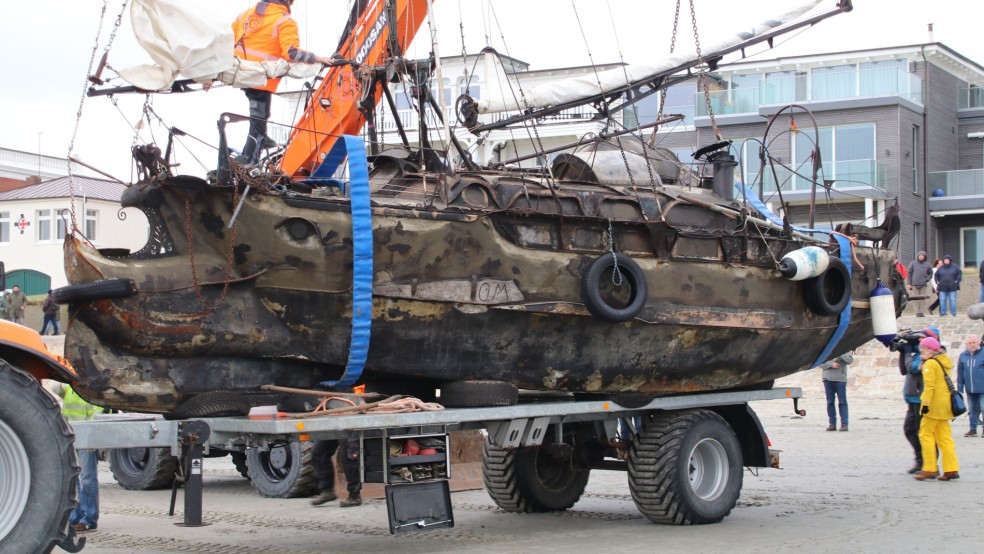 Im November war das Segelschiff am Weststrand auf einen Anhänger verladen worden. © Bartels (dpa)