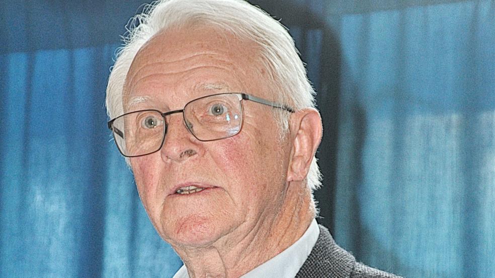 Dr. Johann Brinkmann wurde mit der Goldenen Ehrennadel des Bundesverbandes des Kinderschutzbundes gewürdigt. © Wolters