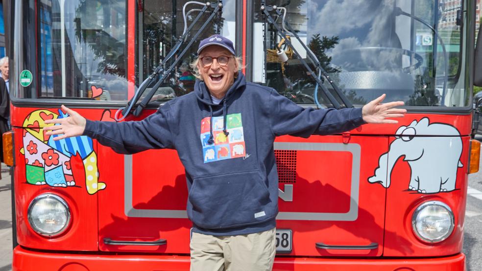 Am Donnerstag hat der rote Doppeldecker-Bus mit den vom Emder Komiker Otto Waalkes gezeichneten Ottifanten-Bildern darauf an den Landungsbrücken seinen Dienst aufgenommen. © Wendt (dpa)