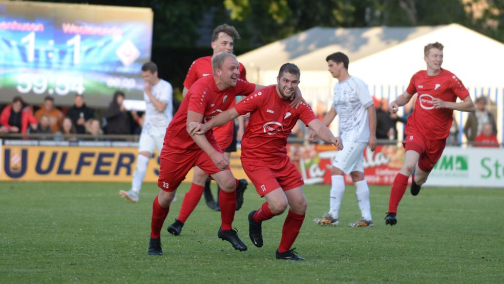 Veenhusens Stefan Pollmann (Nummer 17) war beim Torjubel nach seinem Treffer zum 2:1 kaum zu halten. © Born