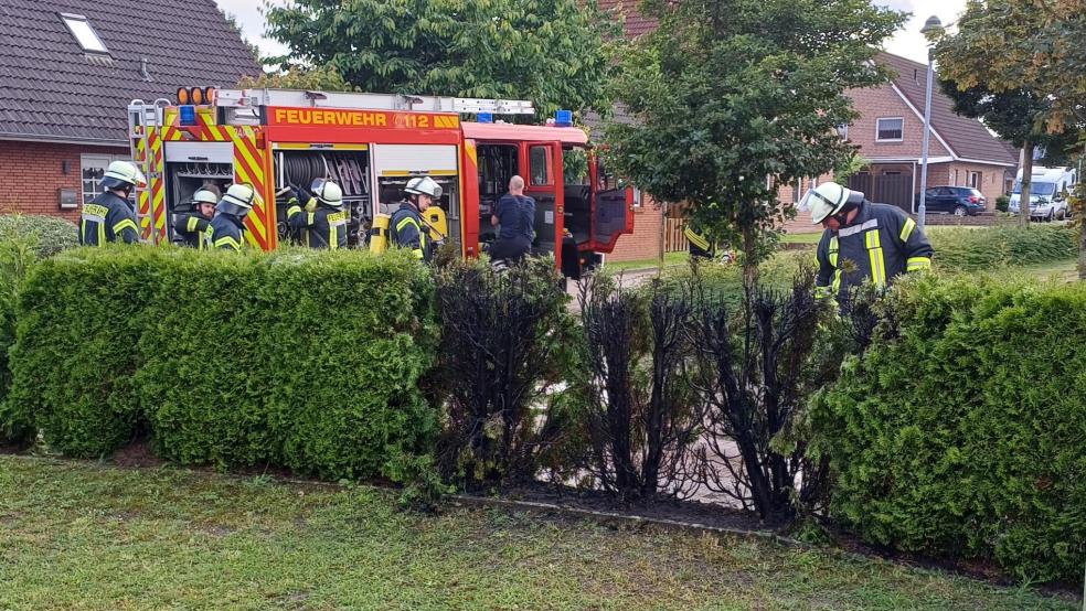 Nach dem Ablöschen der letzten Glutnester mit dem Schnellangriff und Wasser aus dem Tank des Löschfahrzeugs konnten die Einsatzkräfte wieder abrücken. © Rand (Feuerwehr)
