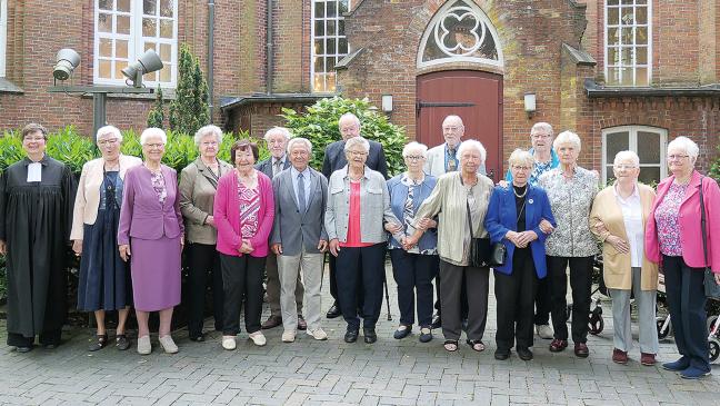 16 Menschen feiern Gnadenkonfirmation