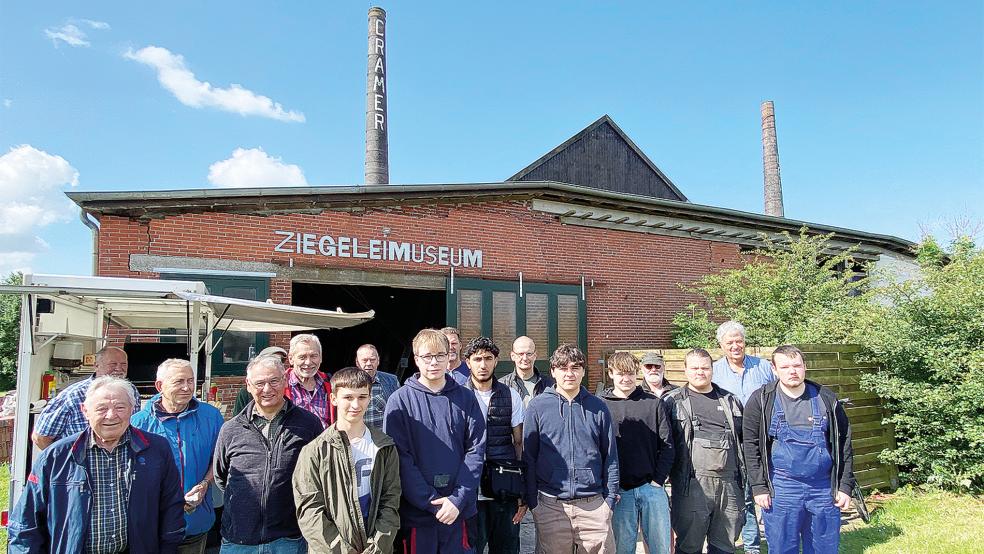 Ein Teil der BBS II-Schüler, die in den vergangenen Jahren das Ziegeleimuseum Midlum »aufgehübscht« haben, waren nun zu Gast in der alten Klinkerfabrik. Der Ziegeleiverein bedankte sich mit einem Grillvormittag für den Einsatz.  © Foto: Hanken