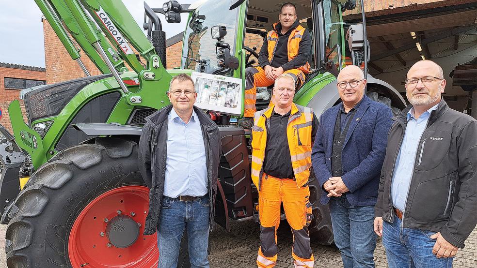 Erwin Harms, Inhaber der gleichnamigen Agrartechnik-Firma (links), und sein Vertriebsmitarbeiter Markus Mödden (rechts) übergaben den neuen Schlepper gestern an Maschinenführer Steffen Kremer, Bauhof-Leiter Holger Woortmann und Bürgermeister Hans-Peter Heikens.  © Foto: Szyska