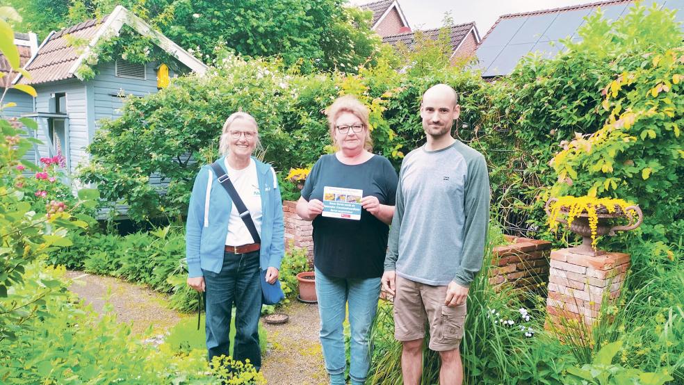 Die Naturgartenbeauftragten Agnes Ratering (links) und Jan Berends zeichneten den Garten von Marion Kolthoff aus.  © Foto: Ratering