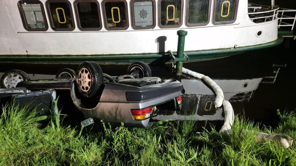 Der Mercedes des 18-jährigen Ostrhauderfehners landete bei einem Unfall am 5. Mai beim Dampfschiff im Kanal. Der Fahrer sowie sein Beifahrer konnten sich retten.  © Feuerwehr Ostrhauderfehn