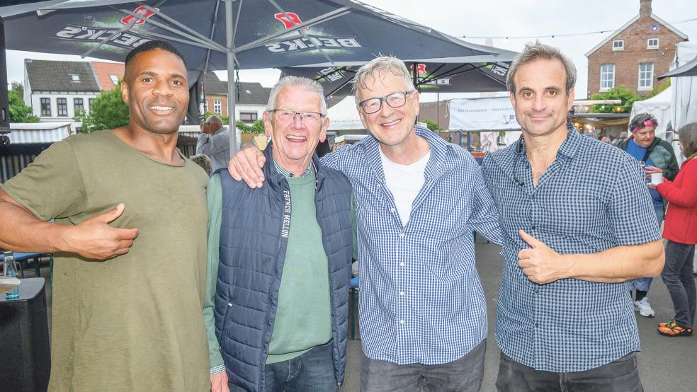Trommelten am Hafen (von links): Oded Kafri, Siegfried ‚Sigi’ Bayer, Christian von Richthofen und Evands Nierenz.  © Foto: Bruins