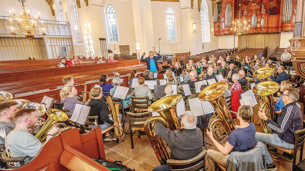 Am Mittwochabend übten die Musiker für die 17. Auflage von »Deutschland und Nederland singen«.  © Foto: Bruins