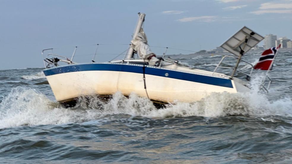 Nachdem eine Segelyacht vor Norderney auf einer Sandbank festgekommen war, brached Kiel und Mast. Das stark beschädigte Boot war den Kräften der See schutzlos ausgesetzt.  © DGzRS