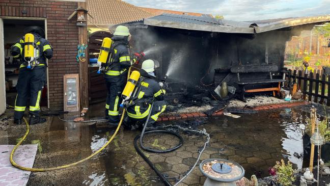 Gartenhütte geht in Flammen auf