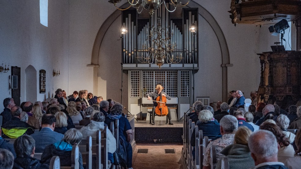 Die Besucher erlebten in Ditzum einen eindrucksvollen Konzertabend, bei dem Julian Steckel die drei extrem anspruchsvollen Meisterwerke der Cello-Sololiteratur höchst virtuos und mit geradezu ergreifender Intensität darbot. © Karlheinz Krämer