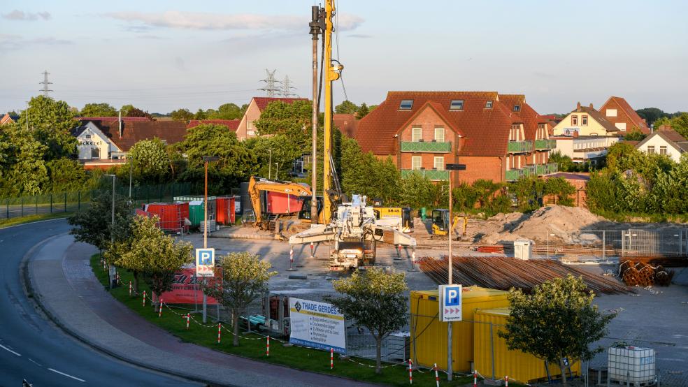 Die Forschungsstelle Küste des Landes Niedersachsen soll ab 2025 als Hauptmieter in dem Mehrzweckgebäude unterkommen, das die Reederei Norden-Frisia zurzeit auf einer ehemaligen Parkfläche direkt hinter dem Deich baut.  © Stock (dpa)