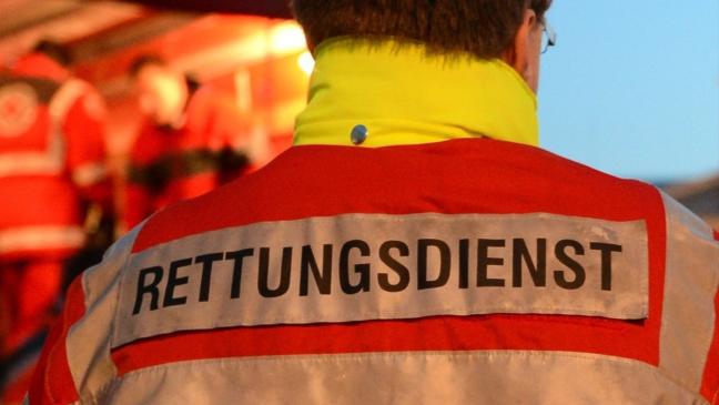 Junge Motorradfahrer prallen gegen Baum