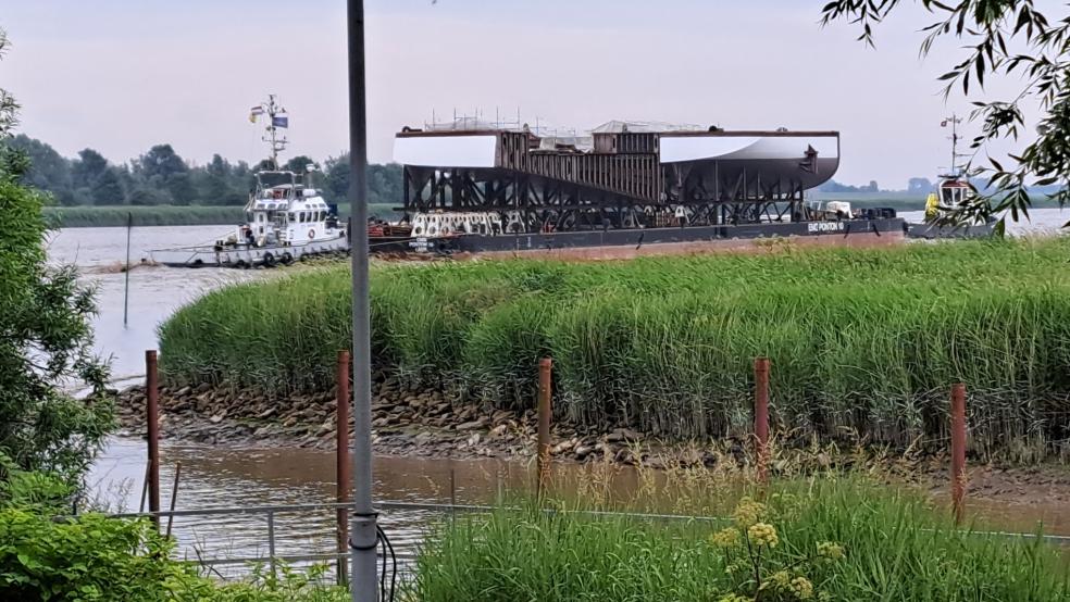 Auf der Ems bei Jemgum: Mit Unterstützung von zwei Schleppern wurden die Bauteile für das Kreuzfahrtschiff am Freitag nach Papenburg zur Meyer Werft manövriert. © Szyska