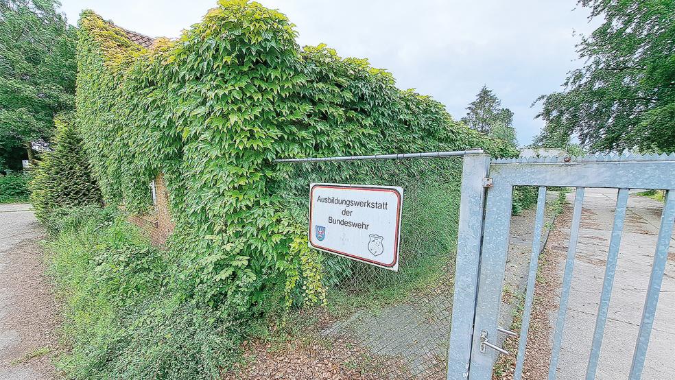 Verwaiste Immobilie: Die Gebäude der ehemaligen Ausbildungswerkstatt der Bundeswehr auf dem Landsburg-Gelände in Weener stehen seit dem vergangenen Jahr leer.  © Foto: Szyska