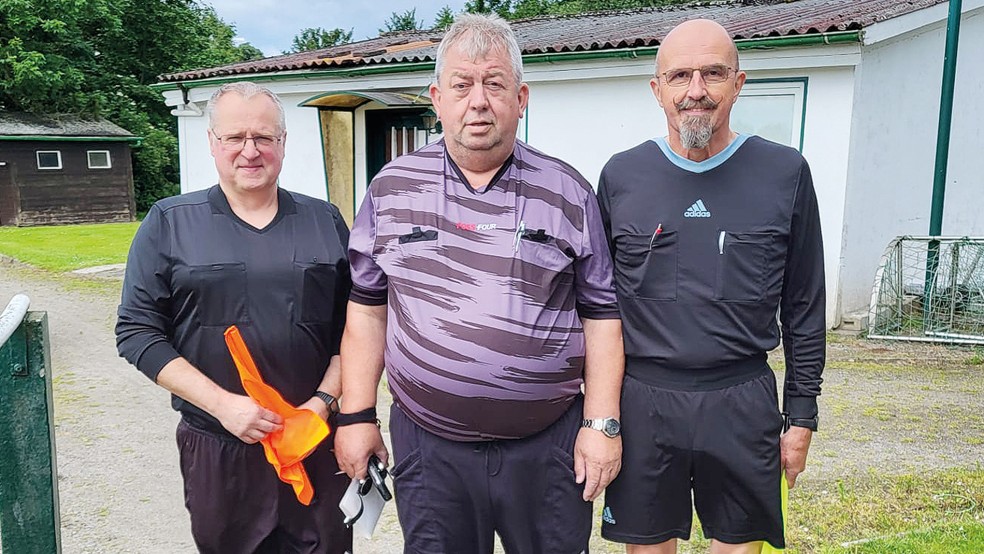 Johann Vry (Mitte) wurde bei seinem letzten Spiel in Larrelt als Schiedsrichter von Alfred Kuper (links) und Jelsche Hanken (rechts) als Linienrichter begleitet.  © Foto: privat